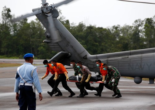 More bodies recovered from AirAsia plane crash  - ảnh 1